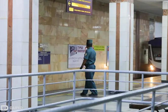 Тошкент метросида йўловчи поезд йўлига тушиб кетди