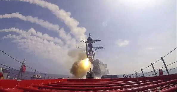 Ҳормузга кирмоқчи бўлган АҚШ ҳарбий кемасига ракеталар учирилди