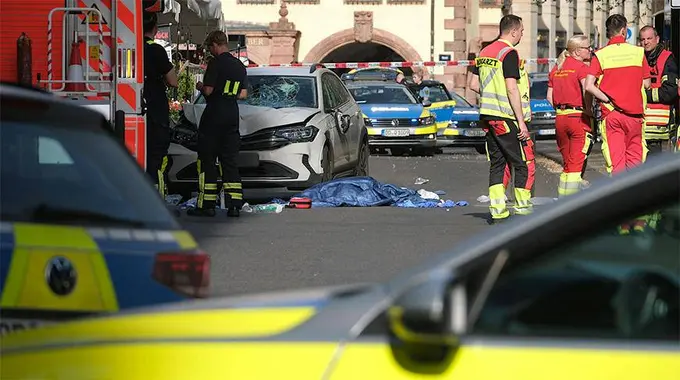 Germaniyada avtomobil odamlarni bosib ketdi (video)