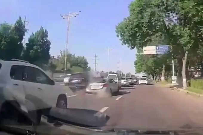 Тошкентда 15 та автомобиль тўқнашди, тўрт киши жароҳатланди