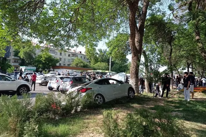 В Ташкенте столкнулись 15 автомобилей: пострадали четыре человека (видео)