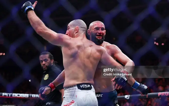 UFC. Хамзат Чимаев фаолиятида илк бор мағлуб бўлди, Стрикленд — янги чемпион