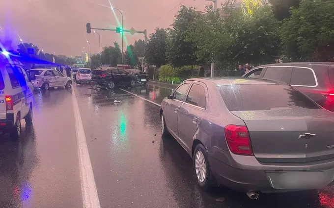 Samarqandda BYD beshta avtomobil bilan toʻqnashdi