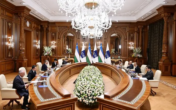 ОТБ Ўзбекистонга 12,4 млрд доллар кредит ва грант ажратади. Маблағ қаерга сарфланади?