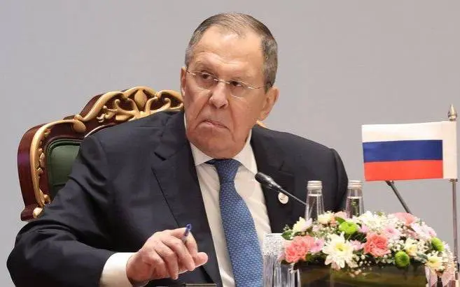 “Telefonni bermasangiz, qoʻriqchilar qurollarini chiqaradi” — Lavrov jurnalistga tahdid qildi (video)