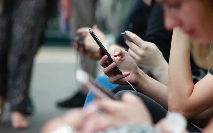 Telefon va internet global tug‘ilish darajasini tushirib yubordi — FT