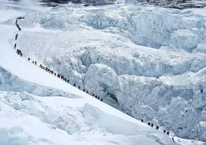 Rekord: Everest cho‘qqisiga bir kunda 274 kishi ko‘tarildi (video)