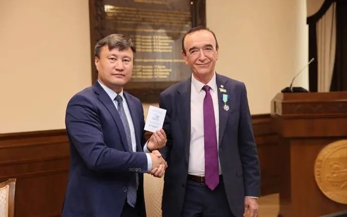 Kazakhstan university honors Uzbek Academy of Sciences president with jubilee medal