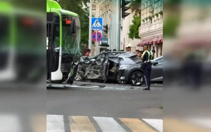 Toshkentda avtobus va BYD to‘qnashdi