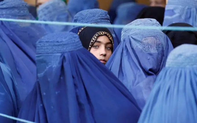 “Tolibon” yuzini yopmagan va “munosib” kiyinmagan ayollarni qamoqqa olish bilan ogohlantirdi — manba