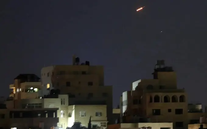 Eron Isroilga ballistik raketalar uchirdi. Tramp Netanyaxuni javob qaytarmaslikka chaqirdi