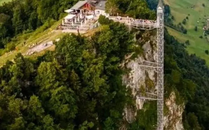 60 сонияда булутлар қаърига: Швейцарияда дунёдаги энг баланд ташқи лифт ишламоқда