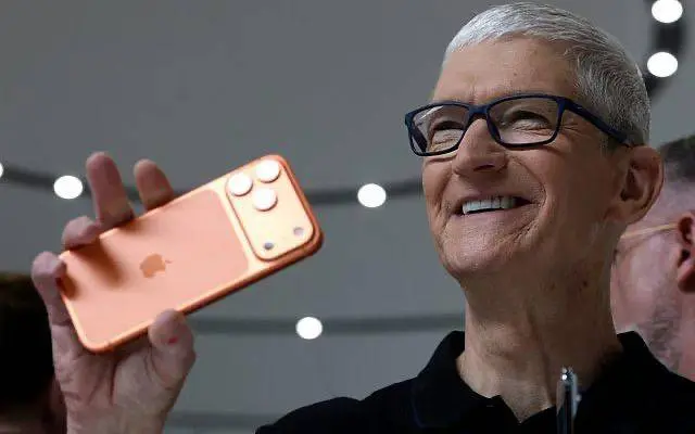 iPhone нархи ошади: Тим Кук мижозларни огоҳлантирди