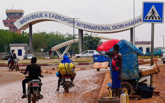 Nigerdagi xalqaro aeroportga hujum qilindi, 35 kishi halok bo‘ldi