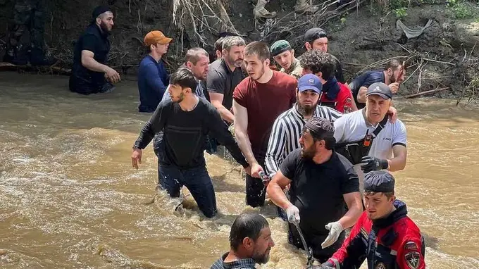 Ингушетияда дарёга оқиб кетган болани излашга ўн минглаб одам жалб қилинди