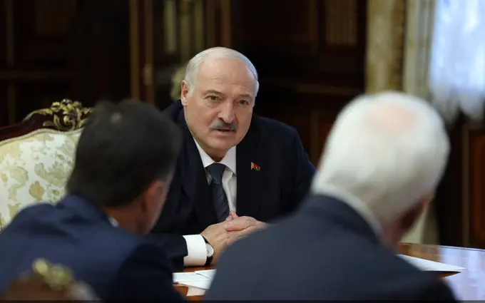 Лукашенко попросил посла России не втягивать Беларусь в войну