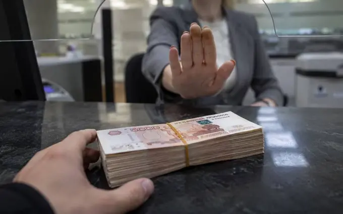 Rossiyaga qo‘shni davlatlardagi banklar naqd rublni qabul qilishda komissiya olmoqda