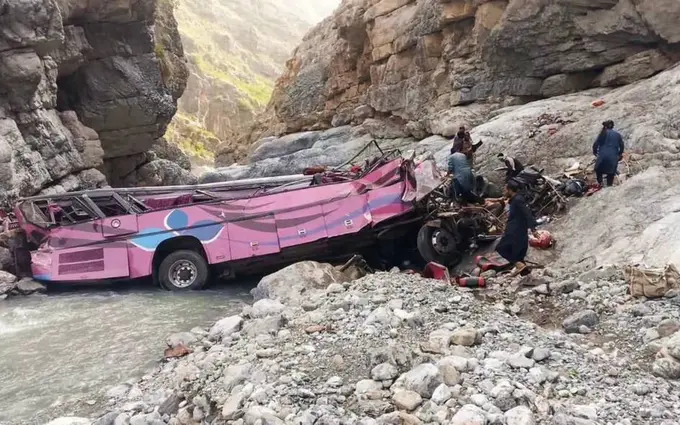 Pokistonda avtobus jarlikka quladi, 40 kishi halok bo‘ldi (video)