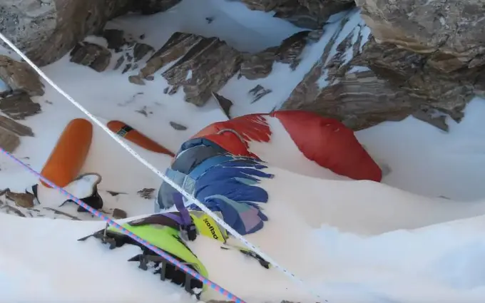Everestning eng mashhur “arvohi”: 30 yil oldin tog‘da qolib ketgan alpinistning jasadi evakuatsiya qilinadi