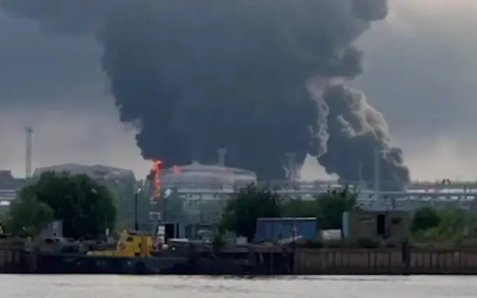 Ukraina Sankt-Peterburg shahridagi yirik neft terminaliga zarba berdi (video)