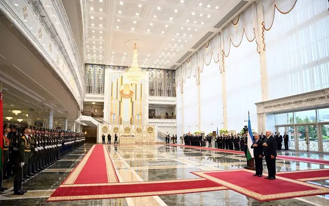 Shavkat Mirziyoyev Minskdagi Mustaqillik saroyida tantanali kutib olindi (foto)