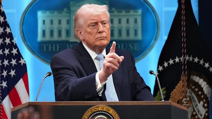 Трамп Ҳормуздан ўтадиган кемалардан 20 фоизлик солиқ олиш фикридан қайтди