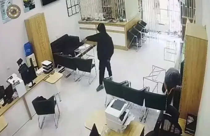 Самарқандда вояга етмаган бола банкка бостириб кириб, пул талаб қилди (видео)