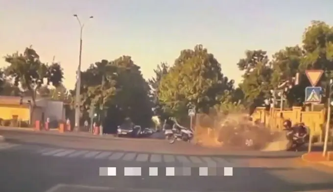 В Ташкенте мотоциклы ДПС столкнулись с Onix, погиб один человек (видео)