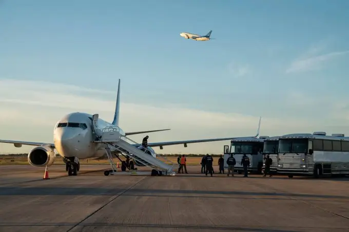 AQSHda migrantlar deportatsiyasi uchun alohida aviakompaniya tuziladi