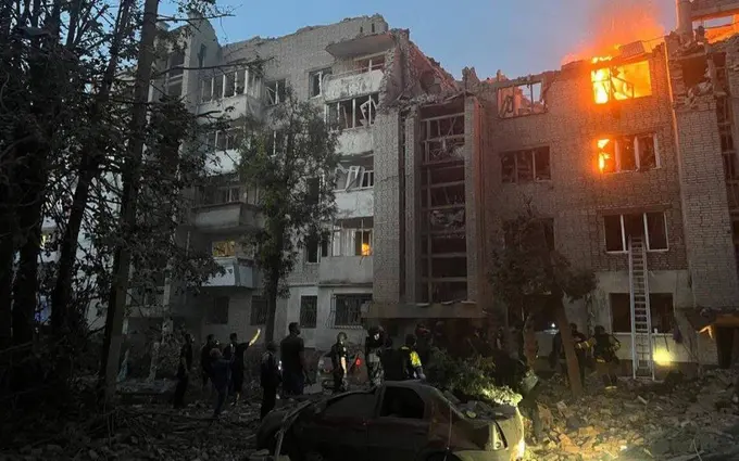 Rossiya Ukrainaga qanotli raketalar uchirdi, Lvovda turar joy hujumga uchradi (video)