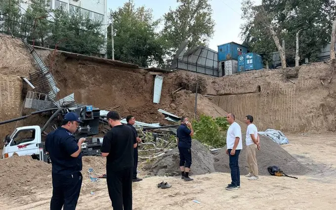 Toshkentda 9 qavatli uy yonida qazilgan kotlovan cheti o‘pirildi