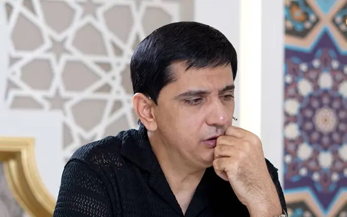 “Avval raqqosalardan rashk qilgan ayolim hozir meni uylantirib qo‘yishga qodir” — Anvar Sobirov davlat ishidagi faoliyati va o‘g‘il tarbiyasidagi xatosi haqida gapirdi