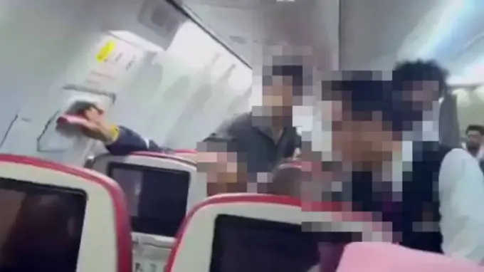 Erkak 9 ming metr balandlikda samolyot eshigini ochishga urindi (video)