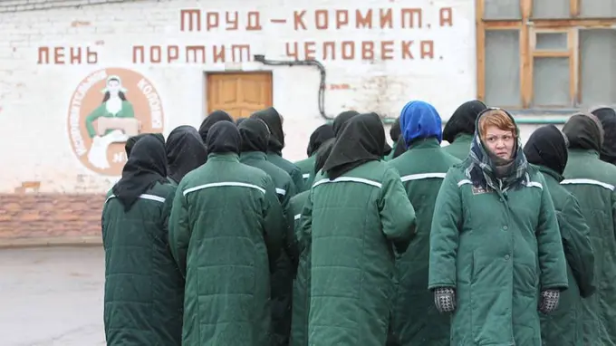 “Vyortska”: Rossiyada urushga yollangan mahbus ayollardan jinsiy xizmatlar talab qilingan