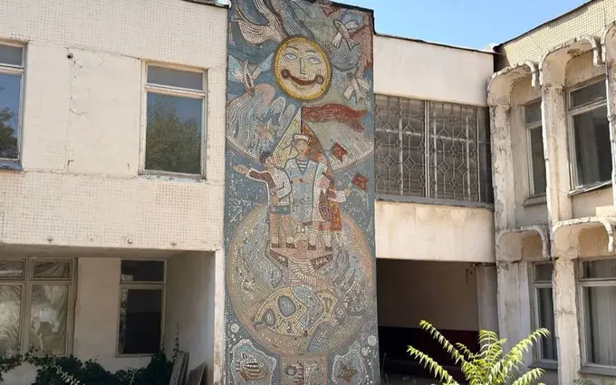 Редкие мозаики в Юнусабаде перемещают в безопасное место