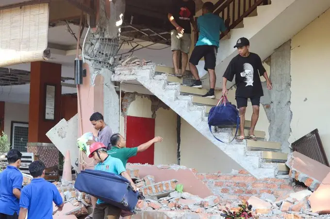 Indoneziyada zilzila qurbonlari soni 51 kishiga yetdi (foto)