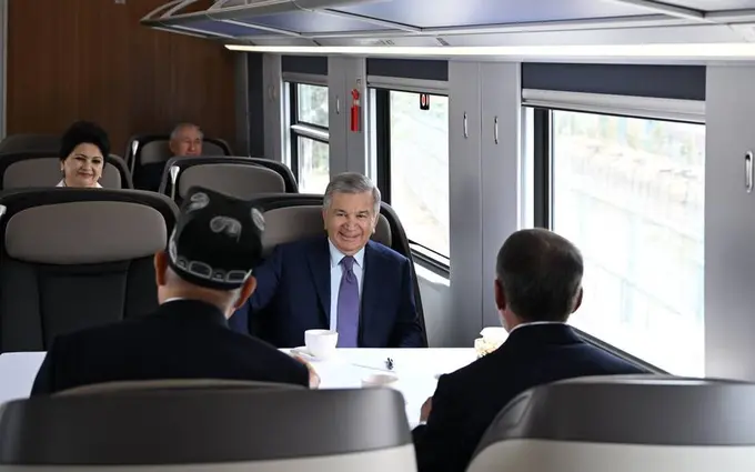 Shavkat Mirziyoyev yangi temiryo‘l orqali Urganchdan Xivaga bordi