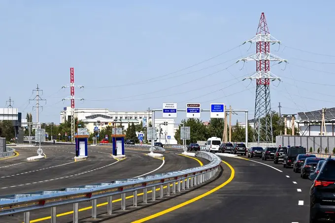 Шавкат Мирзиёев Урганч—Хива пулли автомобил йўлида юриб кўрди