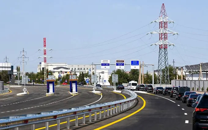 Шавкат Мирзиёев проехал по новой платной дороге «Ургенч – Хива»
