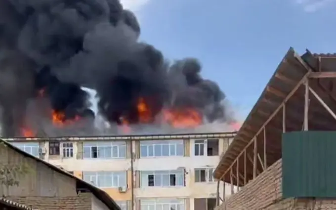 В Ташкентской области загорелась крыша многоэтажного дома (видео)