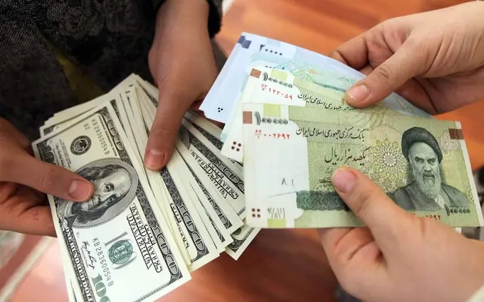Bir dollar 2 mln rial: Eron valyutasi rekord darajada qadrsizlandi