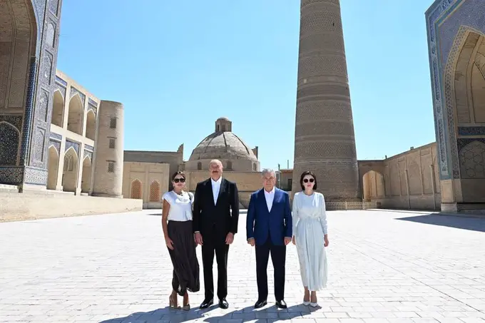 Ўзбекистон ва Озарбайжон президентлари рафиқалари ҳамроҳлигида Бухоронинг тарихий обидаларини зиёрат қилди