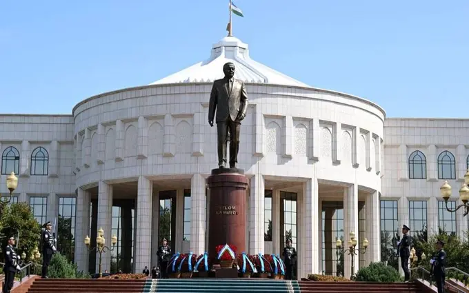 Mirziyoyev pays tribute to Uzbekistan’s first president in Tashkent