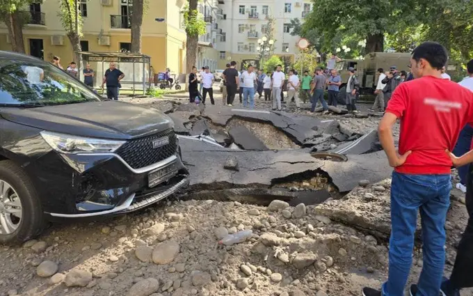 На улице Глинки в Ташкенте произошёл провал участка дороги, есть пострадавший (видео)