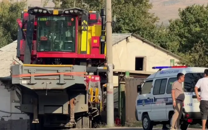 Chirchiqda yuk mashinasi tirkamasi uy devoriga borib urildi (video)
