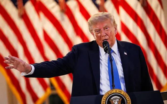 Трамп Зеленскийдан Россиядаги нефтни қайта ишлаш объектларига зарбаларни тўхтатишни сўради