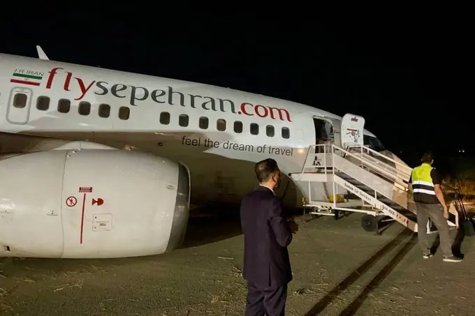 Eron samolyoti havoga koʻtarilgan zahoti gʻildiragi uzilib ketdi (video)