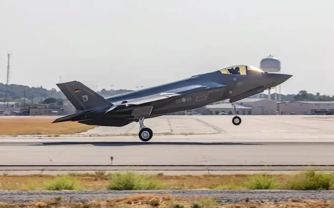 Германия ҳаво кучлари илк F-35 самолётини қабул қилиб олди