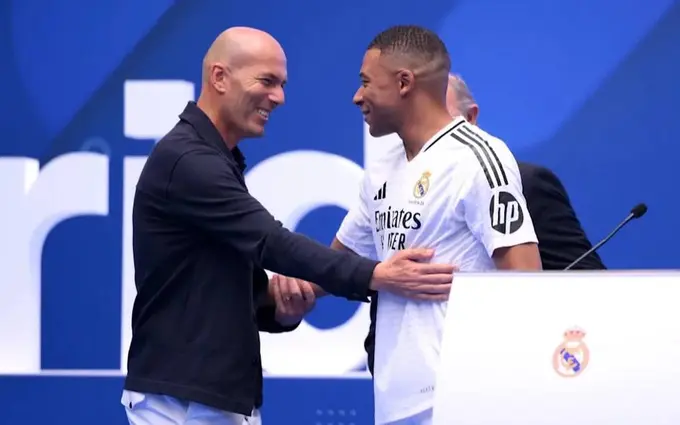 Zidan ayni vaqtda dunyoning eng yaxshi futbolchisi kim ekanini aytdi