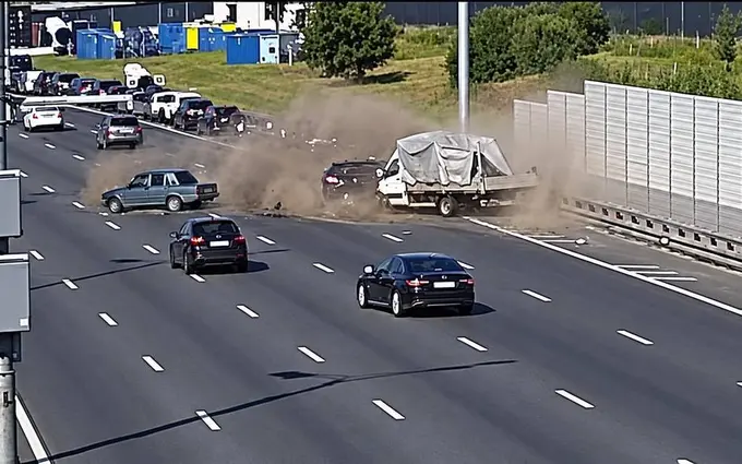 Moskvada yuk mashinasi yonilg‘i uchun navbatda turgan avtomobillarga kelib urildi (video)